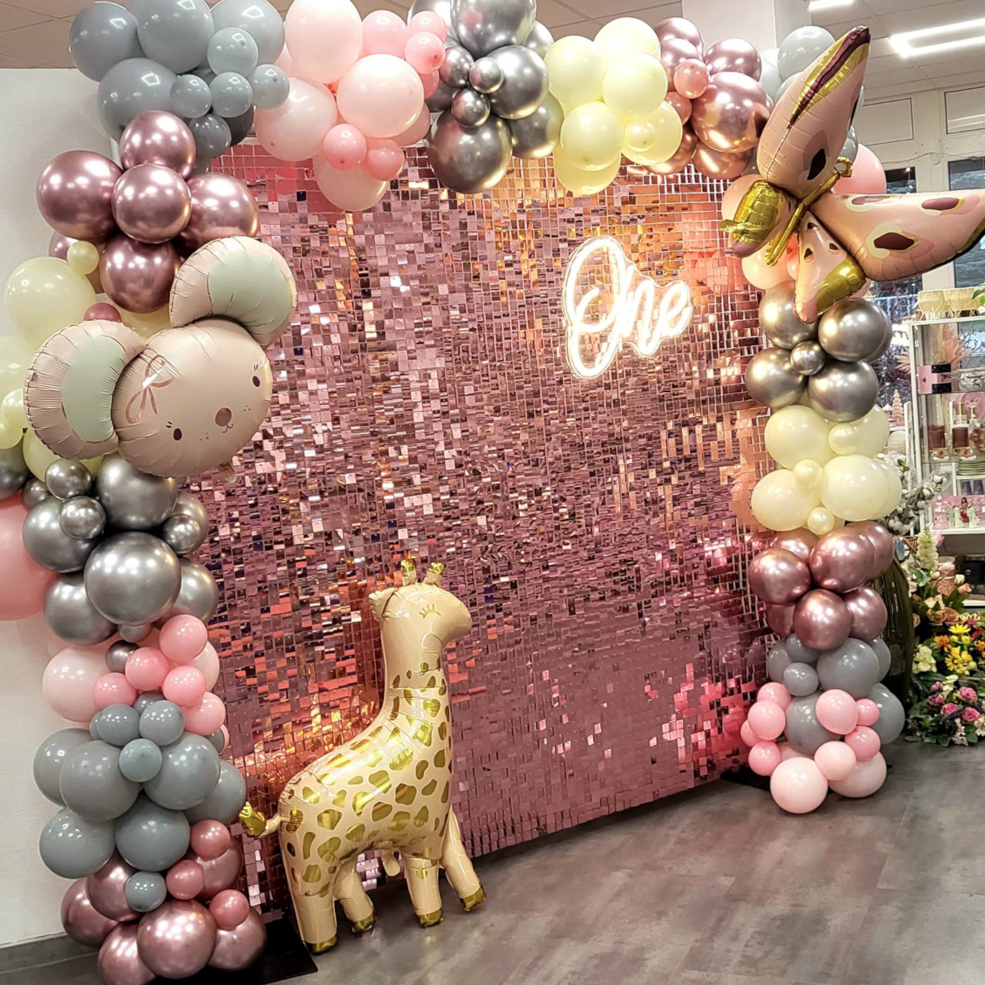 Ścianka w kolorze rose gold z dekoracjami balonowymi na roczek