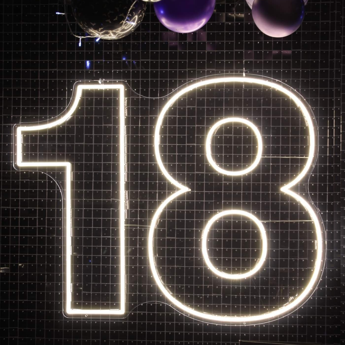 napis-neonowy-na-18-urodziny