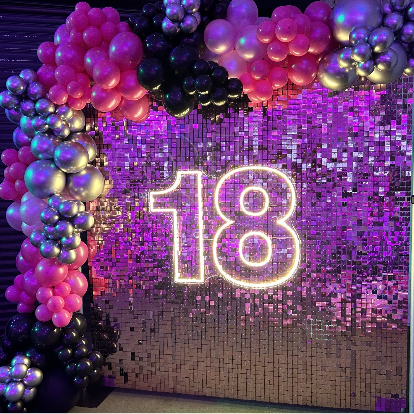 Ścianka cekinowa w kolorze rose gold z balonami na 18 urodziny