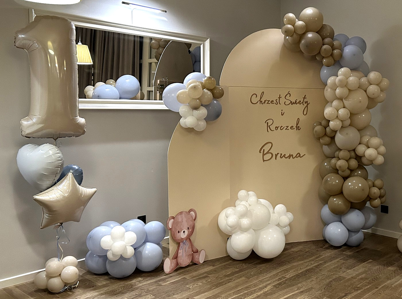 Ścianka na chrzest i roczek z balonami w kolorze kawowym beżowym ecru